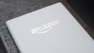 Amazon Kindle 2016 foto traseira em ângulo