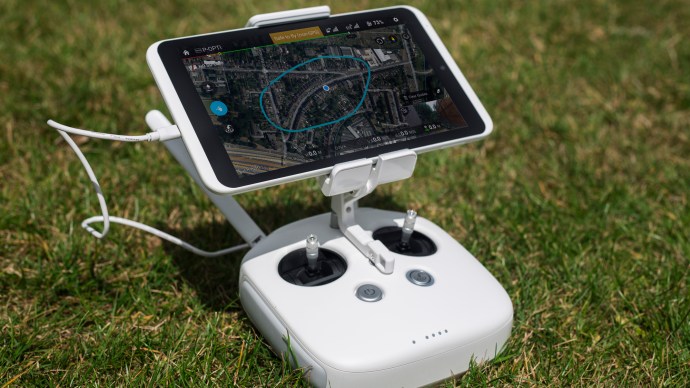 DJI Phantom 3 Professional review: Το νέο χειριστήριο πτήσης μπορεί να χωρέσει μεγάλα tablet καθώς και τηλέφωνα