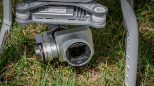 „DJI Phantom 3 Professional“ apžvalga: nauja kamera gali filmuoti 4K vaizdo įrašą iki 30 kadrų per sekundę greičiu