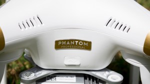 DJI Phantom 3 Professional apskats: izņemot zelta nozīmīti, Phantom 3 izskatās tāpat kā tā priekšgājējs