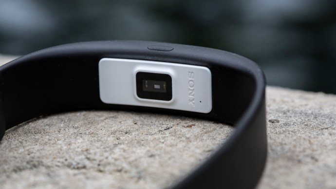 Sony SmartBand 2 apskats: sirdsdarbības sensors