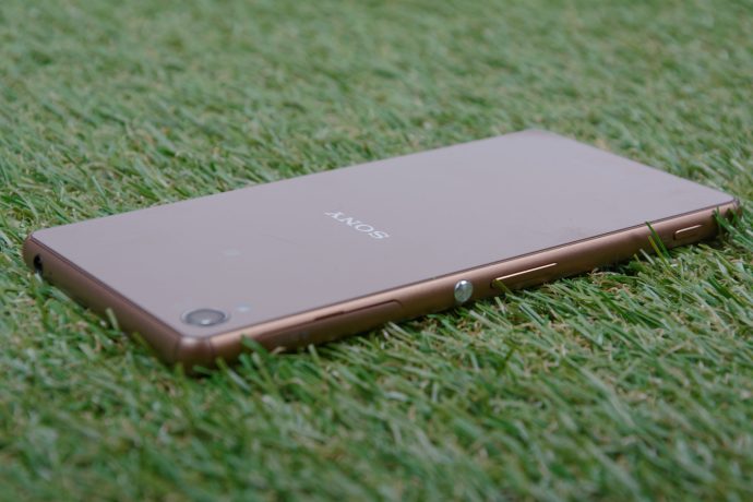 Sony Xperia Z3 - vaizdas iš galo įstrižu kampu
